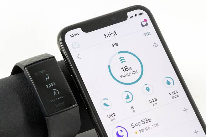 핏빗 차지 4와 아이폰 11 프로를 연동한 예시. 출처=IT동아