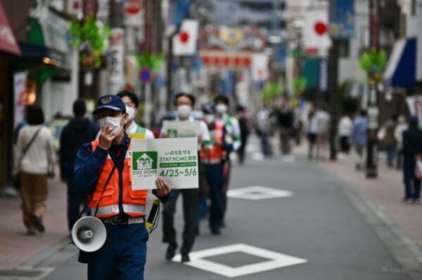 일본 도쿄 공무원이 지난 4일 거리를 순찰하면서 시민들에게 코로나19(신종 코로나바이러스 감염증) 사태 속 집에 머물 것을 권고하고 있다. /사진=연합뉴스