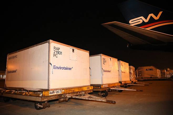 15일 새벽 인천공항 화물터미널에서 한국형 신종 코로나바이러스 감염증(코로나19) 진단키트를 미국에 수출하기 위해 관계자들이 화물을 적재하고 있다. 2020.4.15 외교부 제공