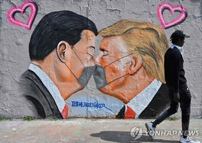 베를린에 등장한 코로나19 풍자 벽화 (베를린 AFP=연합뉴스) 독일 베를린에 28일(현지시간) 신종 코로나바이러스 감염증(코로나19) 예방 마스크를 쓴 도널드 트럼프 미국 대통령과 시진핑 중국 국가주석을 묘사한 벽화가 그려져 있다. ucham1789@yna.co.kr