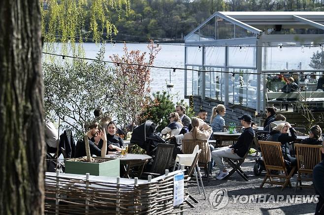 지난달 26일(현지시간) 스웨덴 스톡홀름 야외 식당에서 사람들이 앉아 있다. [TT News Agency via AP=연합뉴스 자료사진]