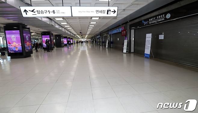 휴점에 돌입한 제주국제공항 제주국제자유도시개발센터(JDC) 면세점 앞이 한산한 모습이다. 2020.3.12/뉴스1 © News1 오현지 기자