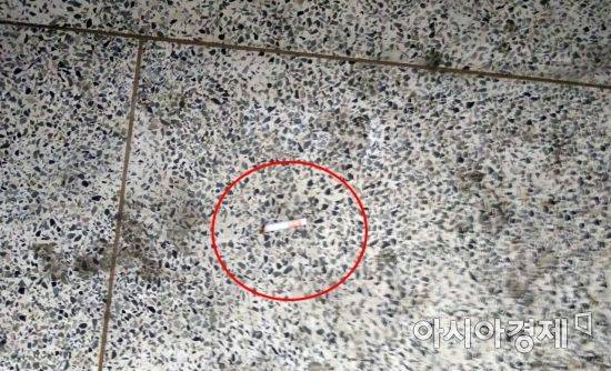 한 아파트 비상계단에 버려진 담배꽁초. 좌측에는 누군가 뱉은 침이 그대로 말라붙어 있다. 사진=독자제공·한승곤 기자 hsg@asiae.co.kr