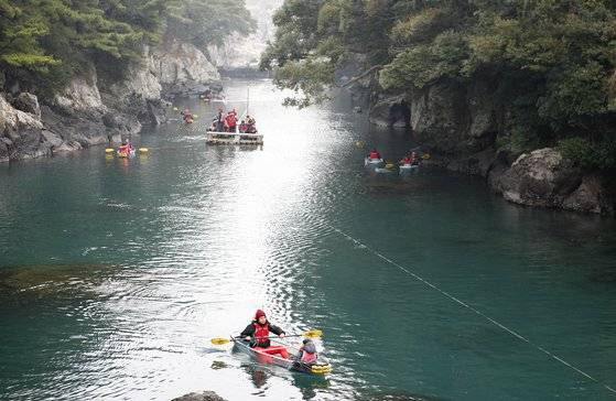 서귀포 쇠소깍의 태우 체험. 멀리 보이는 뗏목이 제주 전통 뗏목 태우다. 손민호 기자