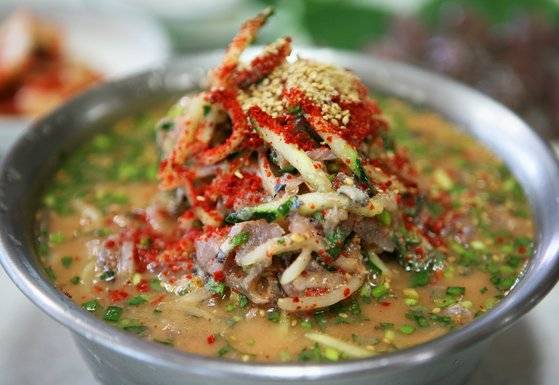 자리물회. 된장만 풀어서 국물이 누렇다. 손민호 기자