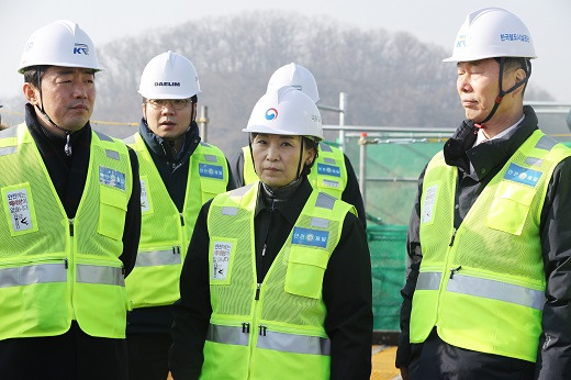 김현미 국토교통부 장관이 건설현장을 살펴보고 있다. /사진=머니투데이