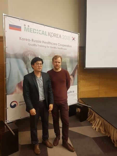 러시아 모스크바에서 개최된 한-러 보건의료 협력포럼에서 KrioRus의 공동창업자 Danila와 기념촬영 중인 한형태 대표