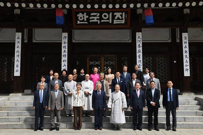 문화재청이 8일 서울 중구 문화의집에서 제3대 무형문화재위원회 위원 27명, 전문위원 37명을 신규 위촉했다. 사진은 위촉식 기념촬영.(사진=연합뉴스)