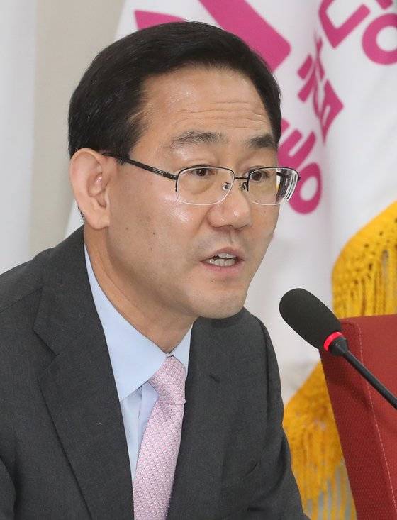 미래통합당 신임 원내대표에 선출된 주호영 원내대표가 8일 서울 여의도 국회 미래통합당 원내대표실에서 이종배 신임 정책위의장과 함께 기자회견을 하고 있다. [뉴시스]