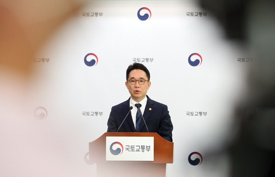 박선호 국토교통부 1차관이 지난 6일 2023년 이후 수도권에 연평균 25만가구+α 수준의 주택 공급 계획이 담긴 '수도권 주택공급 기반 강화 방안'을 발표하고 있다.