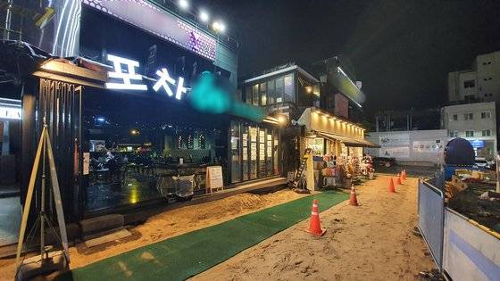 8일 이태원의 한 술집. 이날은 포차에도 손님이 한두 테이블밖에 없었다. 편광현 기자