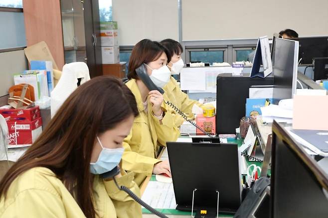 9일, 용산 구청 공무원이4월30일~5월5일 이태원 클럽·선술집5개소의 방문자 전수 조사를 진행시키고 있다. [용산 제공]