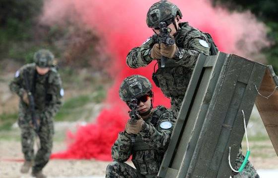 지난해 9월 20일 인천광역시 국제평화지원단에서 워리어플랫폼을 착용한 한빛부대 11진 장병들이 기동사격 훈련을 하고 있다. 워리어플랫폼은 전투복, 전투화, 방탄복, 방탄헬멧, 소총 등 33종의 전투 피복과 전투 장비로 구성된 개인 전투수행체계로 작전 수행능력을 높여준다. [연합뉴스]