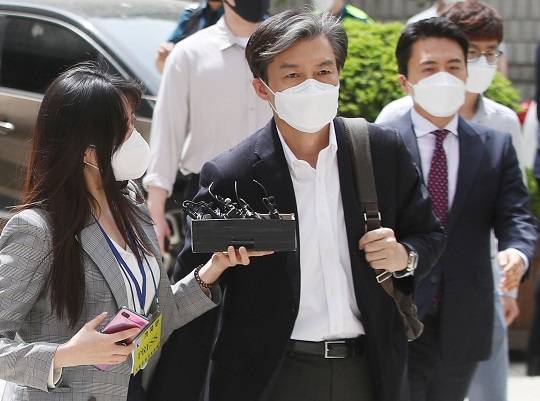 조국 전 법무부 장관이 8일 오후 '입시 비리 및 사모펀드, 감찰 무마 혐의' 1차 오후 공판에 출석하기 위해 서울 서초구 서울중앙지방법원을 들어서고 있다. 뉴시스