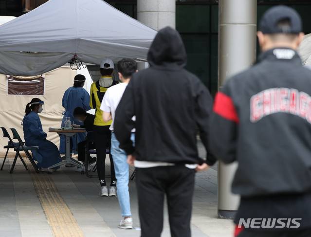 [서울=뉴시스] 조수정 기자 = 이태원 클럽발 신종 코로나 바이러스 감염증(코로나19) 확진환자로부터 시작된 집단 감염이 우려되는 가운데 10일 서울 용산구 보건소 선별진료소에서 시민들이 검사를 받기 위해 2미터 거리두기를 하며 줄서 기다리고 있다. 2020.05.10. chocrystal@newsis.com