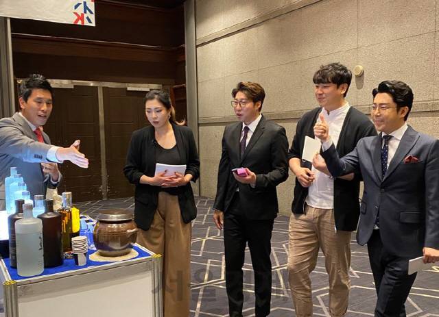 지난 2일 코엑스에서 열린 ‘브랜드K’ 품평회에서 광주요 관계자가 심사위원으로 참여한 유튜버 씬님, 대도서관, 소프, 방송인 김태진에게 화요25를 소개하고 있다. /사진제공=광주요
