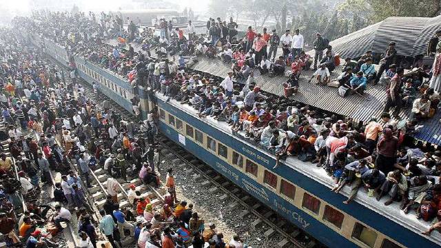 인도의 한 역에 정차해 있는 기차 지붕이 탑승하려는 인도인들로 가득 찼다. /플리커