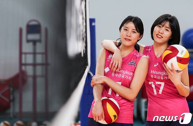여자배구 흥국생명 핑크스파이더스의 쌍둥이 자매 이재영·이다영이 7일 경기 용인시 기흥구 흥국생명 연수원에서 인터뷰를 하기 앞서 포즈를 취하고 있다. 2020.5.7/뉴스1 © News1 허경 기자