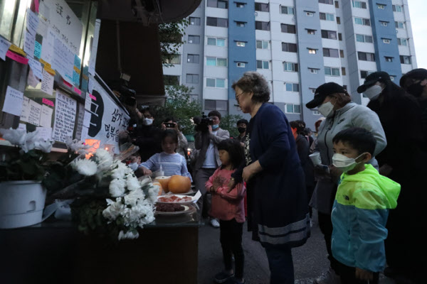 숨진 아파트 경비원을 위한 추모식에 참석한 아파트 입주민들이 고인을 추모하고 있다./ 장련성 기자