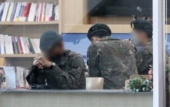 휴가 나온 군 장병이 10일 오전 서울역 국군장병라운지(TMO)에서 생각에 잠겨 있다. 뉴스1