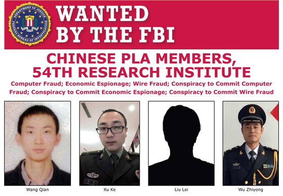 미 연방수사국(FBI)가 지난 2월 중국 인민해방군(PLA) 54연구소 소속 해커 4명을 2017년 미국 신용평가업체 에퀴팩스에서 1억 5000만명의 개인 정보를 빼낸 혐의로 현상 수배하면서 공개한 전단지. [EPA=연합뉴스]