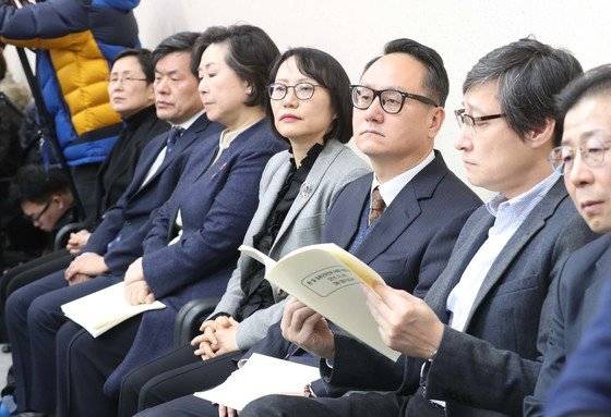 외교부 위안부합의검토 TF 팀원들이 2017년 12월 서울 세종로 정부서울청사에서 강경화 외교부장관의 합의 검토 결과를 경청하고 있다.  [사진공동취재단]