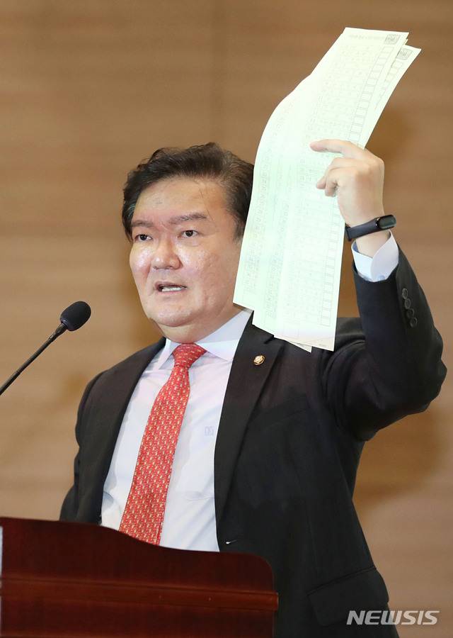 [서울=뉴시스] 김진아 기자 = 민경욱 미래통합당 의원이 11일 오후 서울 여의도 국회 의원회관에서 열린 '4.15총선 개표조작 의혹 진상규명과 국민주권회복 대회'에서 진상규명을 촉구하고 있다.  2020.05.11. bluesoda@newsis.com