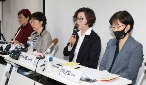 이나영 정의기억연대 이사장이 11일 오전 서울 마포구 인권재단 사람에서 기부금 관련 논란에 관한 입장을 밝히고 있다. 연합뉴스