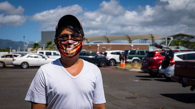 하와이 와이키키의 한 호텔에서 일하던 마리아노 로바는 지난 3월 8일 교대근무를 마지막으로 더이상 출근하지 말라는 통보를 받았다. 졸지에 실업자 신세가 된 그는 실업수당을 받기 위해 고군분투했지만 아무런 성과도 거두지 못했다. 지난 8일(현지시간) 로바는 결국 굶주린 배를 부여잡고 난생처음 ‘푸드 뱅크’의 도움을 받았다.