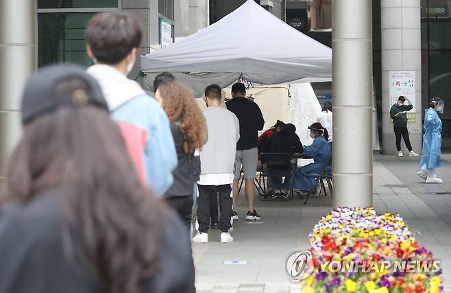 아침부터 붐비는 용산구 선별진료소 (서울=연합뉴스) 신준희 기자 = 이태원 클럽발 신종 코로나바이러스 감염증(코로나19) 집단감염이 급증하고 있는 10일 이태원이 속한 용산구보건소 선별진료소가 검사를 원하는 시민들로 붐비고 있다. 2020.5.10 hama@yna.co.kr