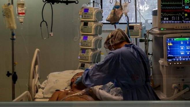 상파울루 시내 병원에서 치료받는 코로나19 환자 브라질에서 10일(현지시간)까지 코로나19 확진자가 16만2천699명, 사망자는 1만1천123명 보고됐다. [브라질 뉴스포털 G1]