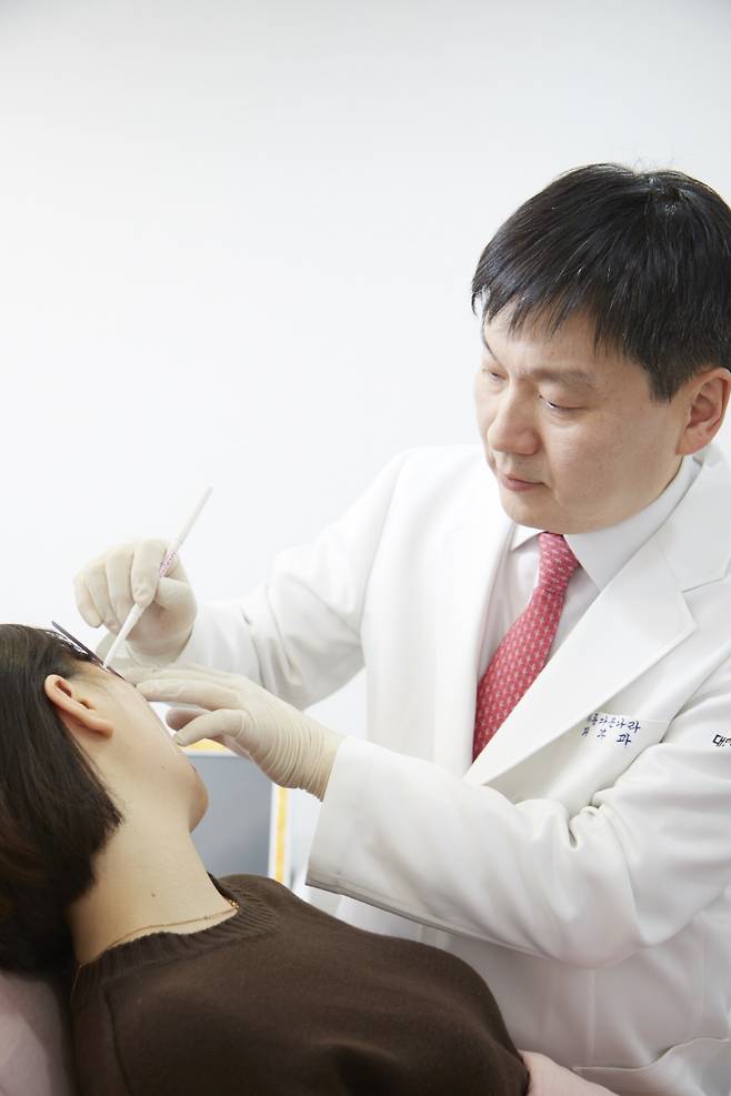 아름다운나라피부과 콜라겐센터 이상준 원장이 환자에게 녹는 실을 활용한 코어실리프팅을 시술하는 모습.