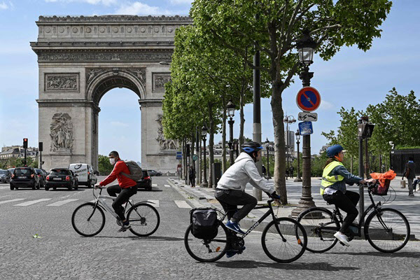 봉쇄령이 해제되자 자전거를 타고 개선문 앞에 나온 파리 시민들/AFP 연합뉴스
