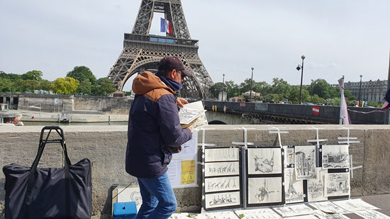 에펠탑 건너편에서 그림을 파는 노점상도 봉쇄령 해제에 따라 오랜만에 다시 나왔다/손진석 특파원