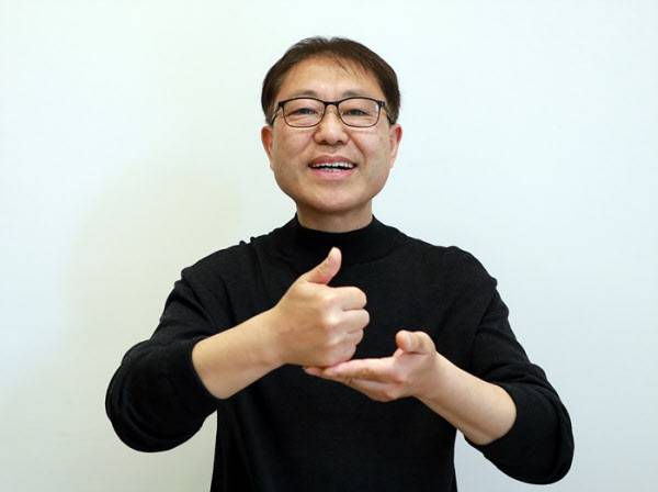 한손을 펴고 다른 한손의 엄지를 들어올리면 "존경합니다"라는 수어, 최근 코로나바이러스와 싸우는 의료진을 향한 #덕분에챌린지에 사용되었다./ 조인원기자