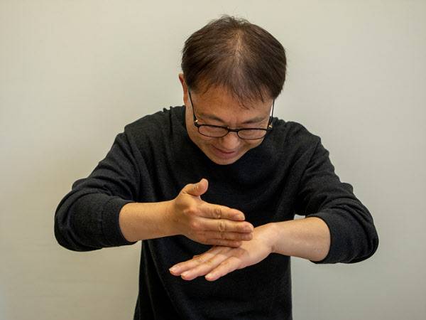 수어로 "감사합니다"라는 뜻