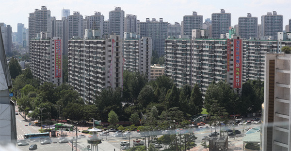 최근 서울 강남 재건축 아파트 위주로 가격이 하락하면서 기존 집을 팔아야 하는 일시적 2주택자들 고민이 깊어졌다. 대표 재건축 단지인 송파구 `잠실주공5단지` 전경. [매경 DB]