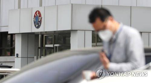 부사관 코로나19 확진, 국방부 비상 (서울=연합뉴스) 류영석 기자 = 8일 오후 신종 코로나바이러스 감염증(코로나19) 확진 판정을 받은 국군 사이버사령부 소속 부사관이 출입한 서울 용산구 국방부 별관의 모습. 2020.5.8