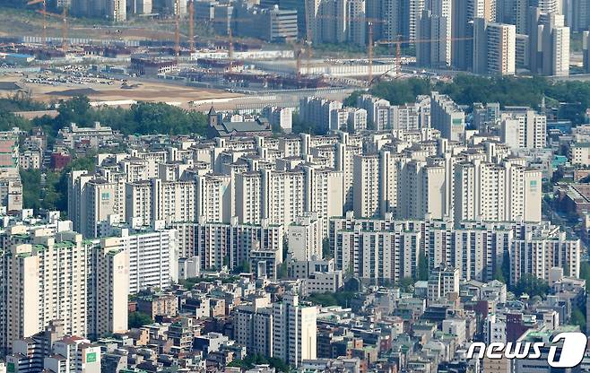 서울 송파구 롯데월드타워 전망대에서 바라본 강남구 아파트 단지의 모습. 2020.5.4/뉴스1 © News1 김진환 기자