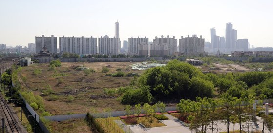 정부가 수도권 주택공급 확대 대책으로 8000가구를 공급할 계획인 용산 정비창 부지. 분양가상한제에도 분양가가 천정부지로 오를 수 있다. [연합뉴스]