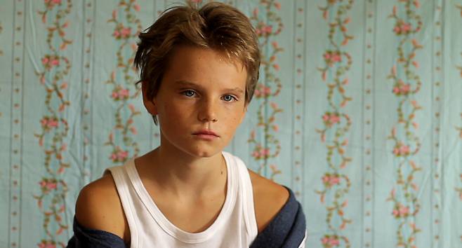 영화 <톰보이>의 주인공 로레는 축구를 좋아하고, 짧은 머리가 잘 어울리는 10세 여자아이다. (주)영화특별시SMC 제공