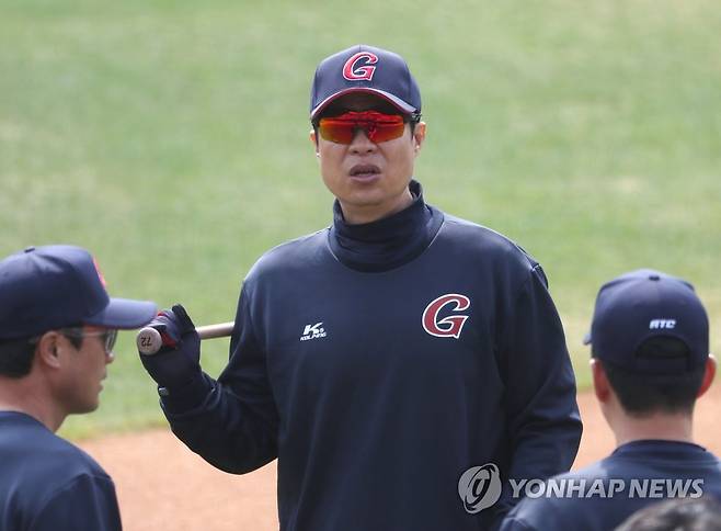 이야기 나누는 허문회 롯데 감독 [연합뉴스 자료사진]