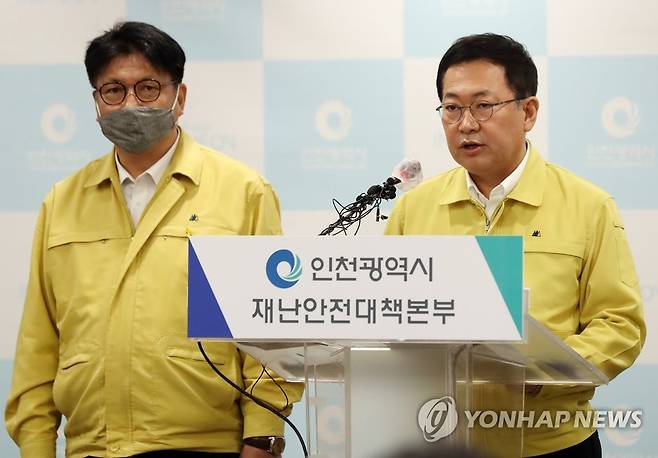 코로나19 확진 상황 설명하는 박남춘 인천시장 (인천=연합뉴스) 윤태현 기자 = 박남춘 인천시장(오른쪽)이 13일 오전 인천시 남동구 인천시청에서 서울 이태원 클럽발 신종 코로나바이러스 감염증(코로나19) 확진자 상황을 설명하는 긴급 기자회견을 하고 있다.2020.5.13 tomatoyoon@yna.co.kr
