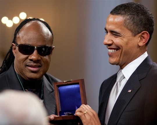 2009년 오바마 전 대통령으로부터 거신상을 받는 스티비 원더(사진=위키피디아)
