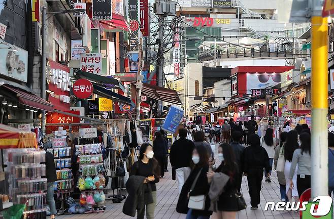13일 오후 서울 마포구 홍대거리가 시민들로 북적이고 있다. . /뉴스1 © News1 박지혜 기자