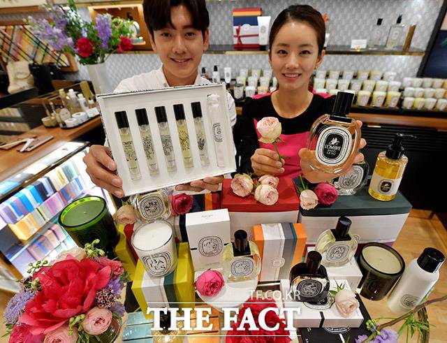 신세계백화점이 14일 오전 서울 중구 소공로 본점에서 성년의 날 맞이 프랑스 향수 브랜드 '딥티크'의 선물 세트를 공개한 가운데 모델들이 상품을 소개하고 있다. /이덕인 기자