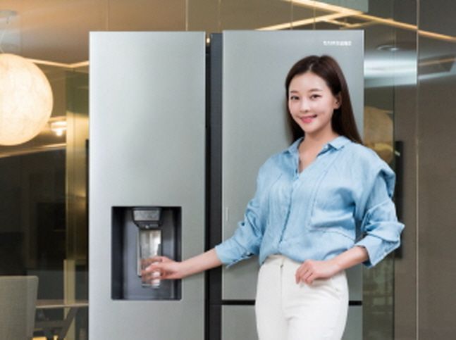 삼성전자 모델이 경기도 수원 삼성전자 디지털시티 프리미엄하우스에서 정수기를 탑재한 ‘양문형 정수기 냉장고’신제품을 소개하고 있다.ⓒ삼성전자