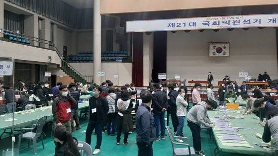 지난 4월 15일 충남 부여군 부여읍 유스호스텔에서 개표가 진행되는 동안 미래통합당의 참관인 A씨가