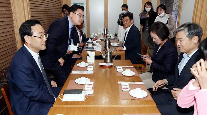 미래통합당과 미래한국당이 조속한 합당 원칙에 합의한 가운데 주호영 미래통합당 원내대표가 15일 서울 여의도의 한 음식점에서 미래한국당 당선자들과 오찬 모임을 하고 있다. (사진=뉴시스)