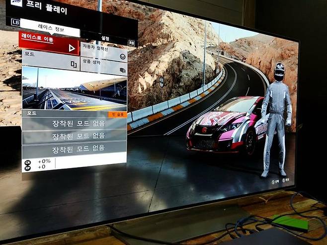 엑스박스원에 LG OLED TV를 연결한 모습